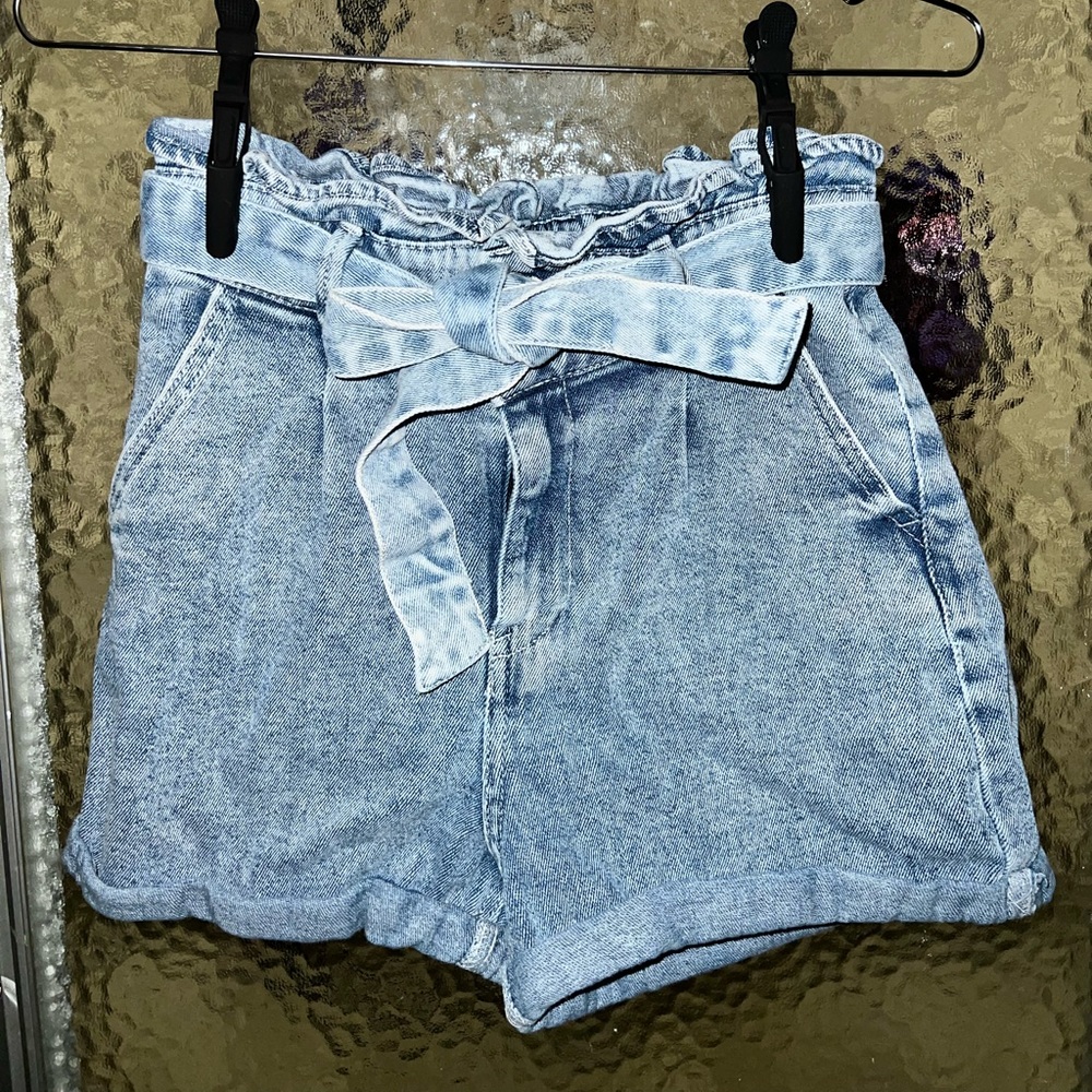 light wash cinched waist mom shorts